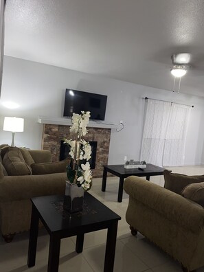 Living area - Cheerful 3-Bedrooms residential home (Las Vegas)