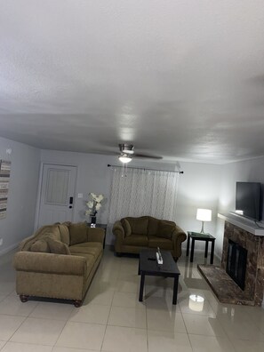 Living area - Cheerful 3-Bedrooms residential home (Las Vegas)