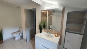 Een douche, een haardroger, handdoeken