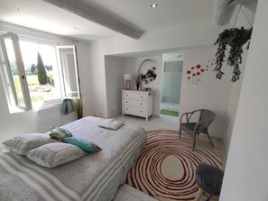 Bureau, fer et planche à repasser, Wi-Fi gratuit, draps fournis