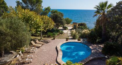 Adorable waterfront property for 12-14 persons with panoramic sea view