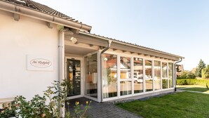 Un edificio con un cartello che riporta la scritta 