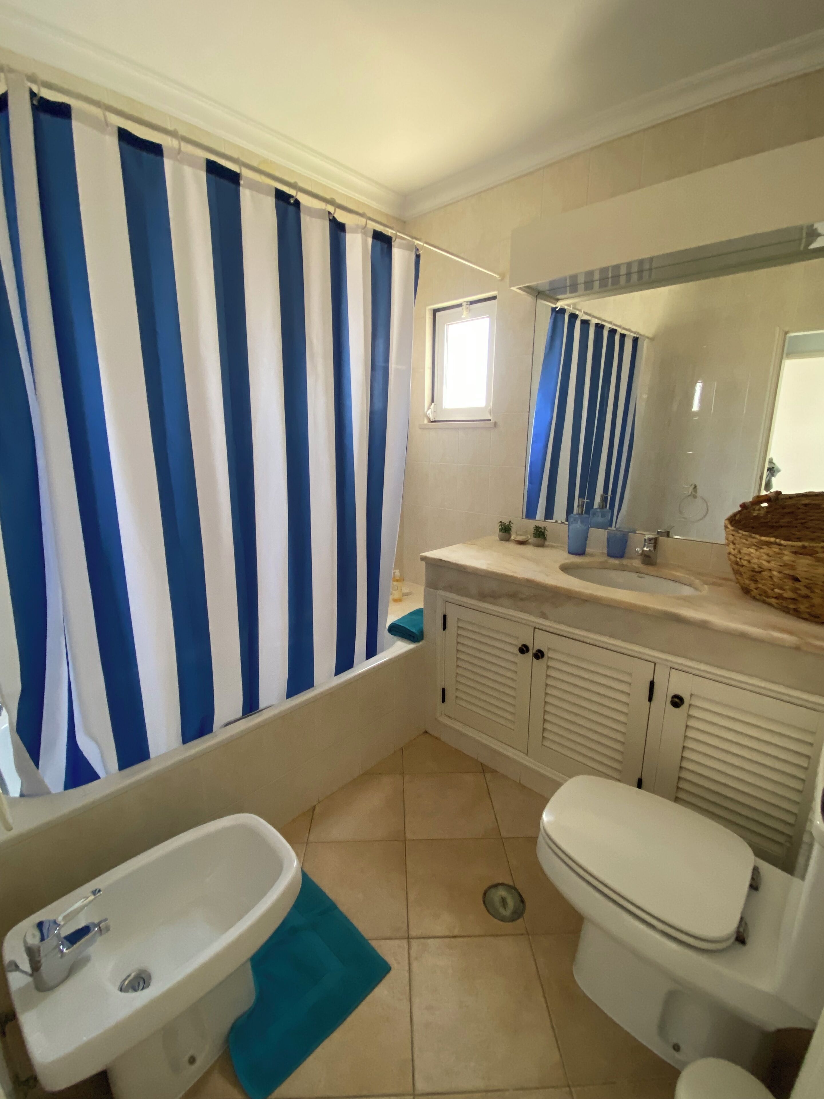 Een badkamer met een bad, een wastafel en een toilet.