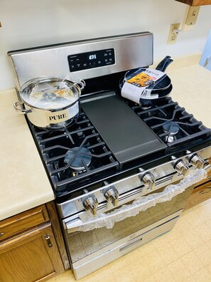 Refrigerador, microondas, horno y parrilla de estufa 
