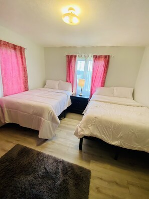 3 chambres, fer et planche à repasser, Wi-Fi, draps fournis