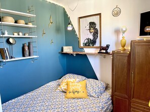 1 slaapkamer, een strijkplank/strijkijzer, gratis wifi, beddengoed