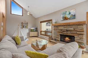 TV, fireplace