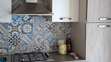 Geladeira, micro-ondas, cooktop, cafeteira/chaleira