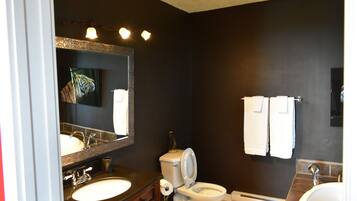 Kombination af bruser/badekar, hårtørrer, håndklæder, Sæbe