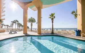 Piscina all'aperto, una piscina riscaldata