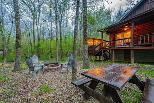 Cozy cabin getaway with Hot Tub and games; Sleeps 6. Close to lake and trails!