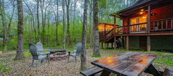 Cozy cabin getaway with Hot Tub and games; Sleeps 6. Close to lake and trails!