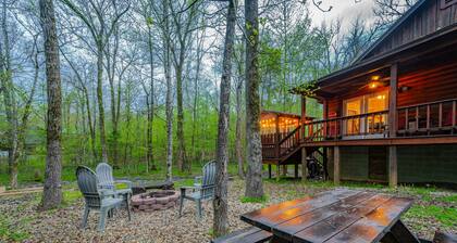 Cozy cabin getaway with Hot Tub and games; Sleeps 6. Close to lake and trails!