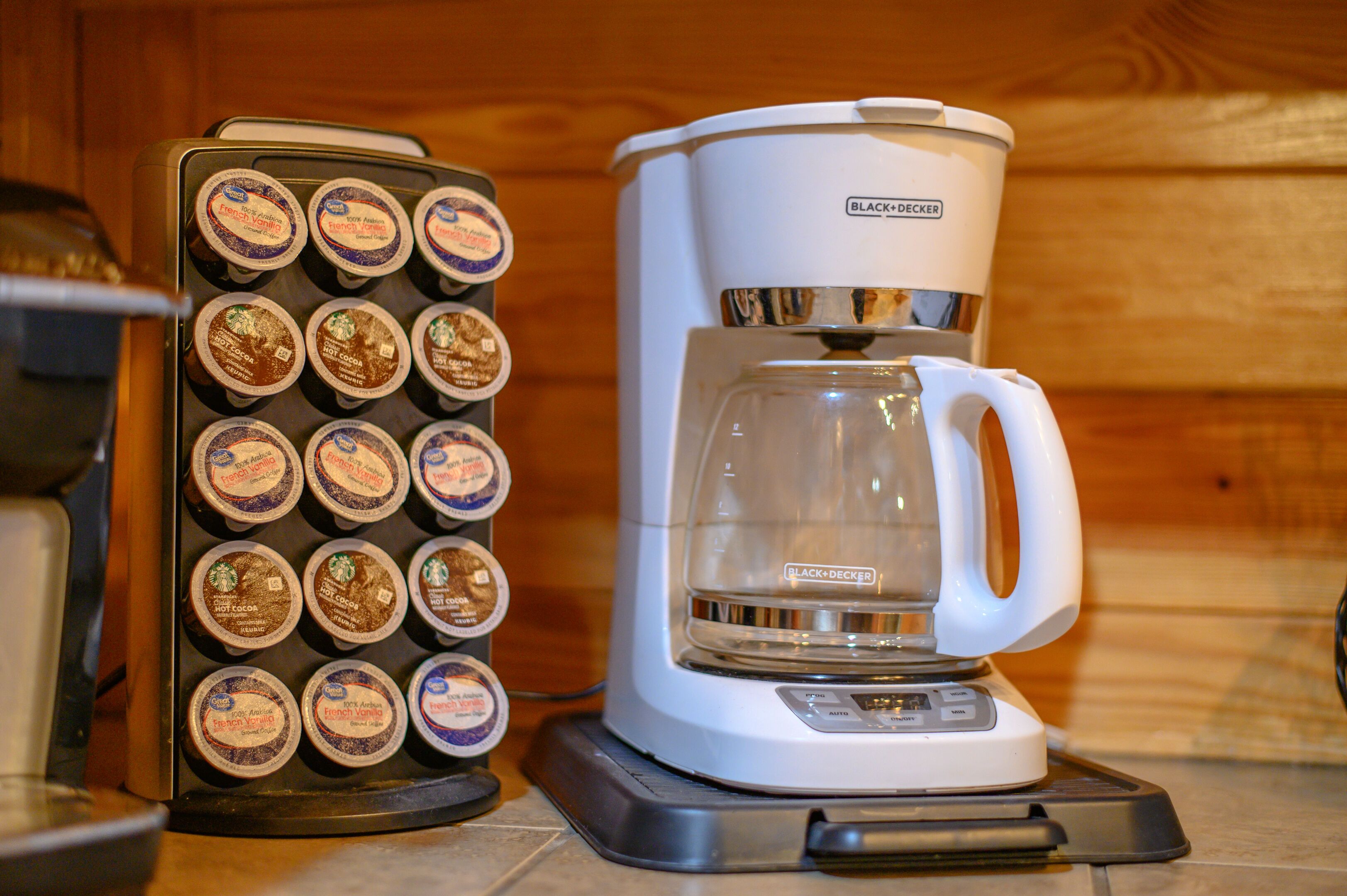 En kaffemaskin med ett fack för kaffekapslar bredvid.