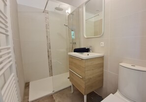 Shower, hair dryer, towels, soap - New rental in the heart of the village near Avignon (Vedène)