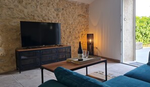 TV, DVD player - New rental in the heart of the village near Avignon (Vedène)