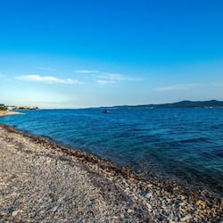 En la playa y playa de arena blanca