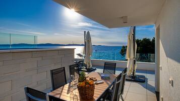 Panoramic-Apartment, 3 Schlafzimmer, eigener Pool, Meerblick | Ausblick vom Zimmer