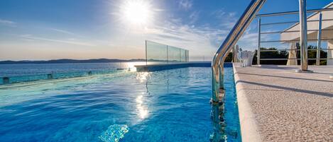 Panoramic Apartment, 3 Bedrooms, Private Pool, Sea View | Terrace/patio