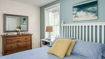 2 makuuhuonetta, silitysrauta/-lauta, vauvan matkasänky, ilmainen Wi-Fi