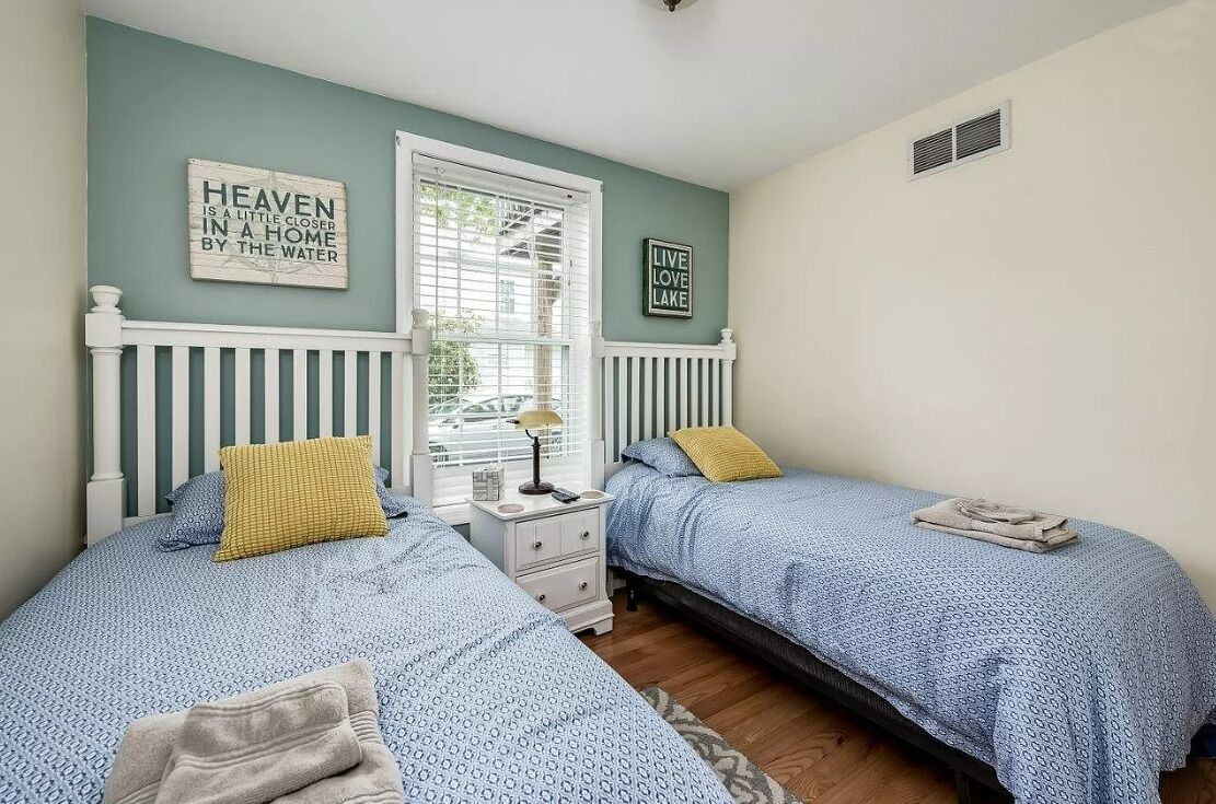 2 chambres, fer et planche à repasser, lit de bébé portatif