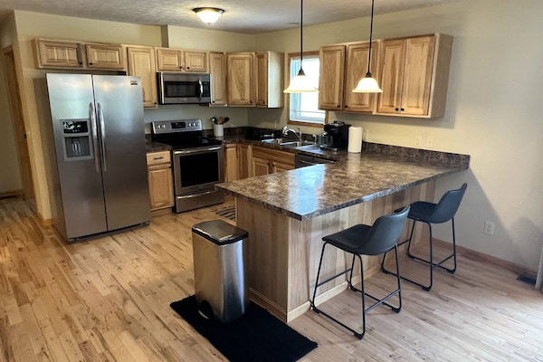 Een koelkast, een microgolfoven, een oven, een kookplaat