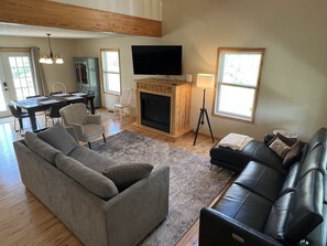 تلفزيون ذكي، مدفأة، كرة قدم الطاولة، كُتُب