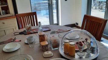 Sarapan ala kontinental setiap hari (GBP 15 per orang)