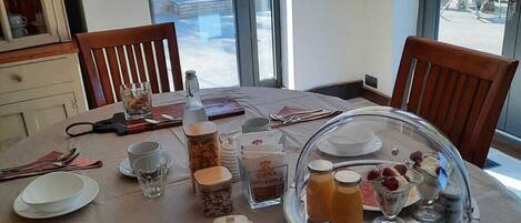 Daily continental breakfast (GBP 15 per person)