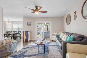 Smart TV - 3B/2B House w/ Hot Tub, Yard, & Parking! 5 Min to Beach,1 Block to Boat Dock. (Panama City)