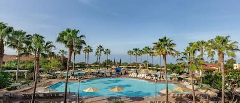 Piscina a l'aire lliure i piscina climatitzada