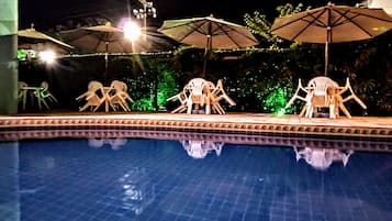 Una piscina al aire libre