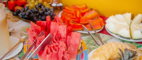 Una mesa con varias frutas y una bebida.