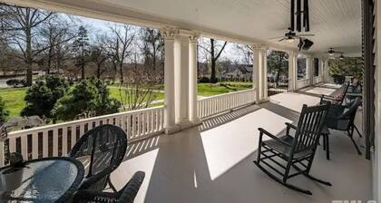 Sun-filled, 1BR guest suite w pool (downtown)