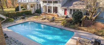 Sun-filled, 1BR guest suite w pool (downtown)
