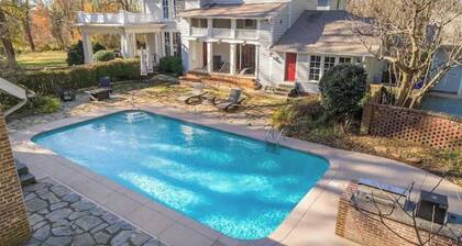 Sun-filled, 1BR guest suite w pool (downtown)