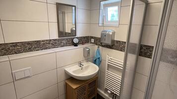 Douche, serviettes fournies, papier toilette