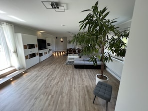 Smart-tv, boeken, een stereo en een computerscherm