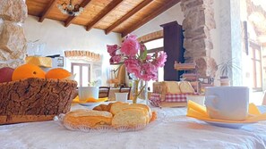 Sudah termasuk sarapan prasmanan setiap hari