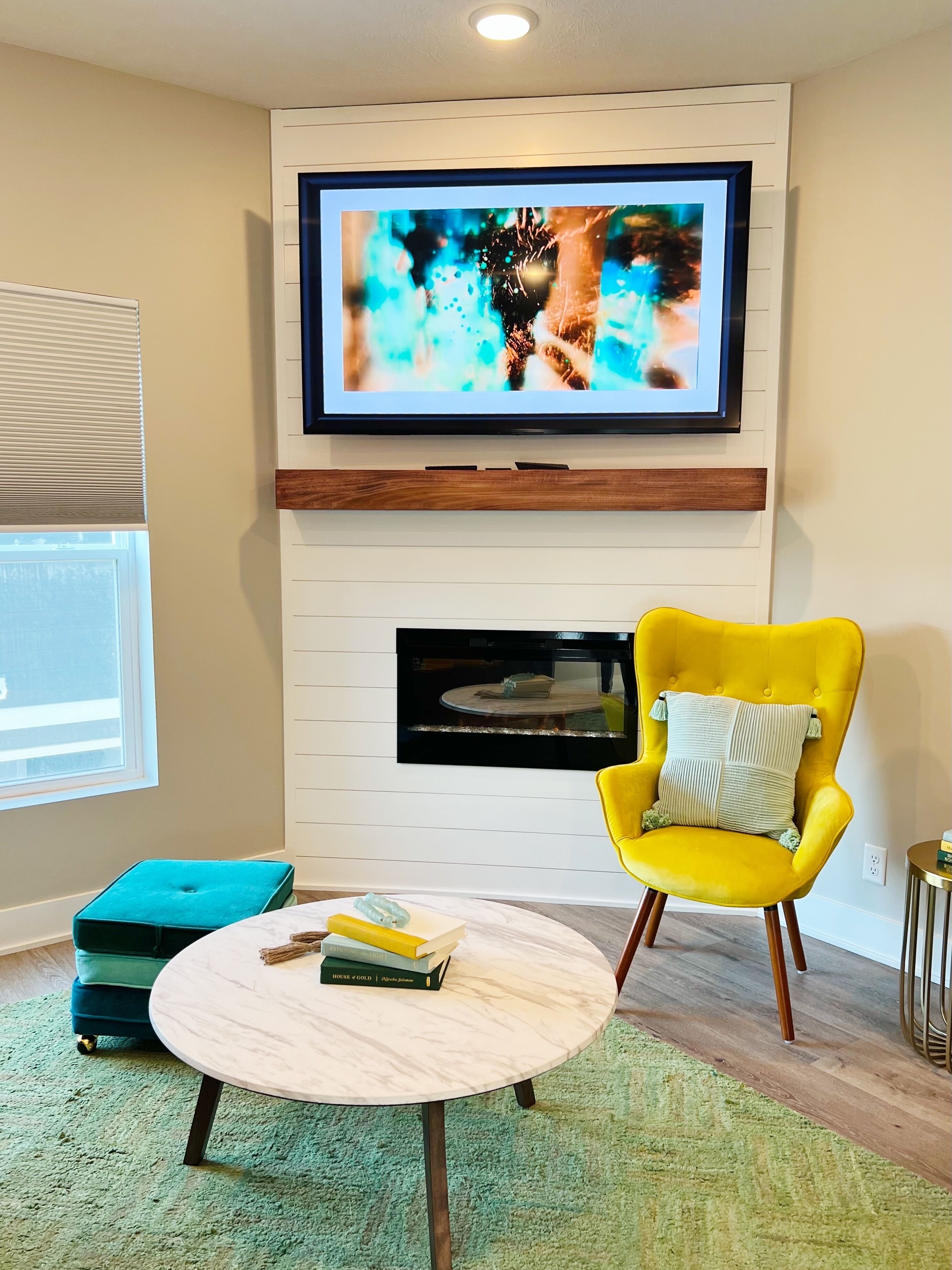 Smart TV, fireplace, stereo