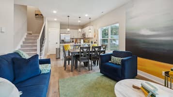 Smart TV, fireplace, stereo