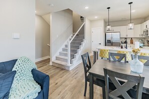 Interior - New 3 bed 4 bath home - rooftop deck, 2 car garage & porch near downtown! (Omaha)