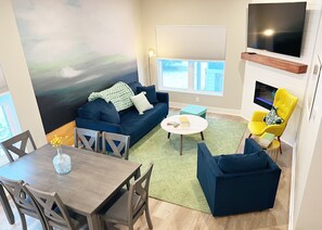 Een smart-tv, een open haard en een stereo