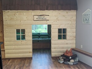 3 bedrooms, WiFi, bed sheets - Bobcat Ridge~Hottub, Arcade, Clubhouse, Foosball on 11 Wooded Acres (Logan)