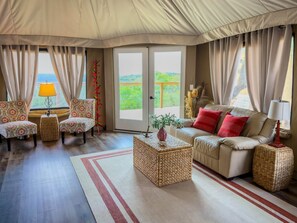 Smart TV - Luxury Suite 2 - Safari Tent - Outdoor Soaking Tub (Marble Falls)