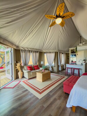 Smart TV - Luxury Suite 2 - Safari Tent - Outdoor Soaking Tub (Marble Falls)