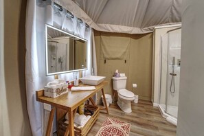 Douche, sèche-cheveux, serviettes fournies, savon