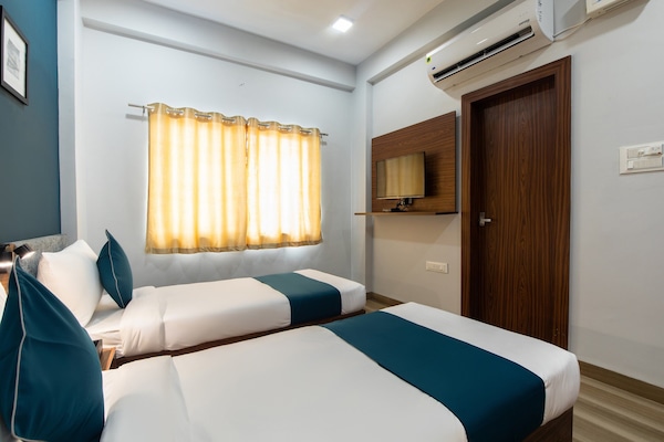 Muebles diferentes, escritorio y cortinas blackout