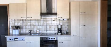 Réfrigérateur, surface de cuisson, lave-vaisselle, cafetiÚre-théiÚre