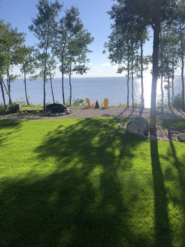 Property grounds - Lakefront living less than 1 hour from Winnipeg (St. Clements)